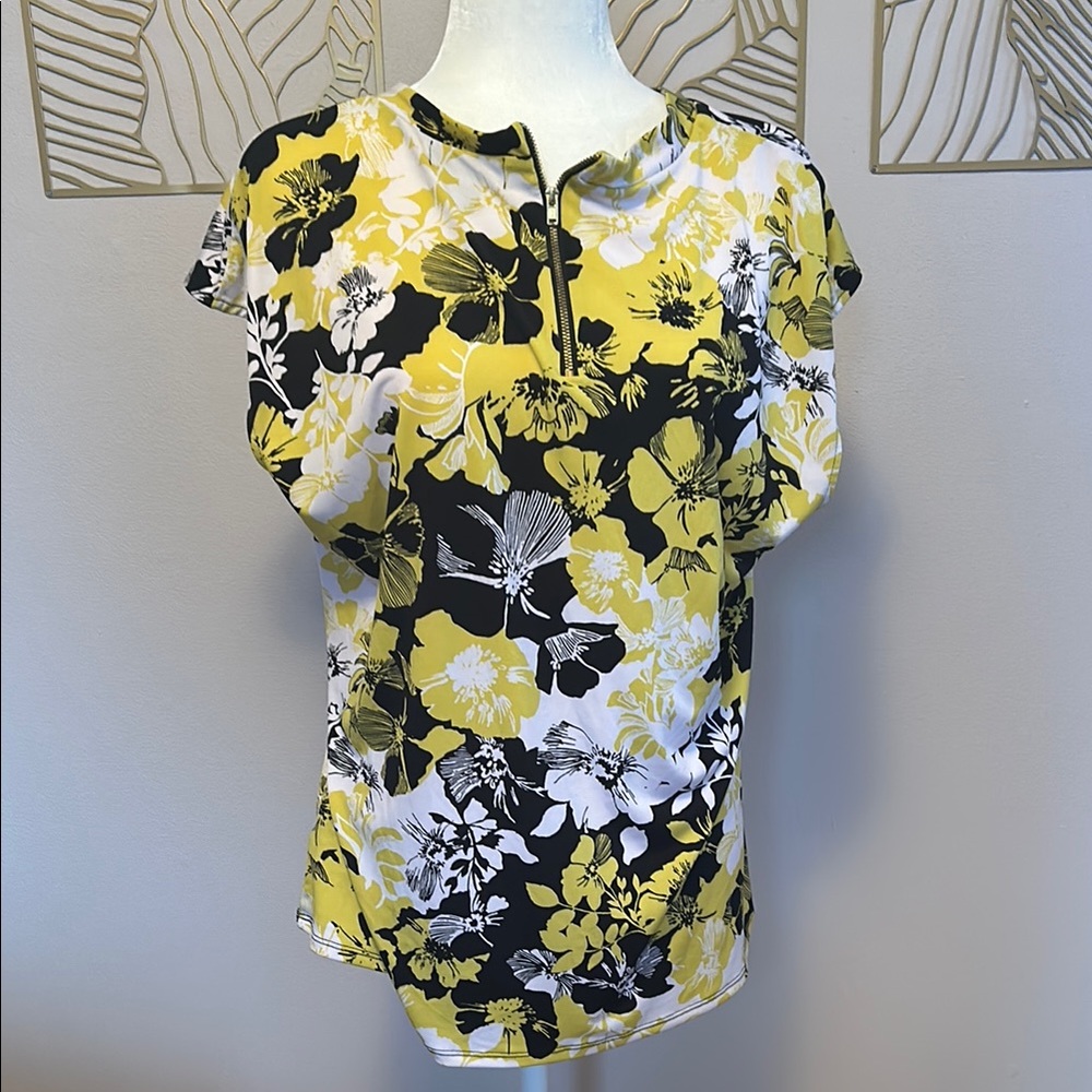 Multicolored polo collar blouse with short sleeves and a relaxed boxy style